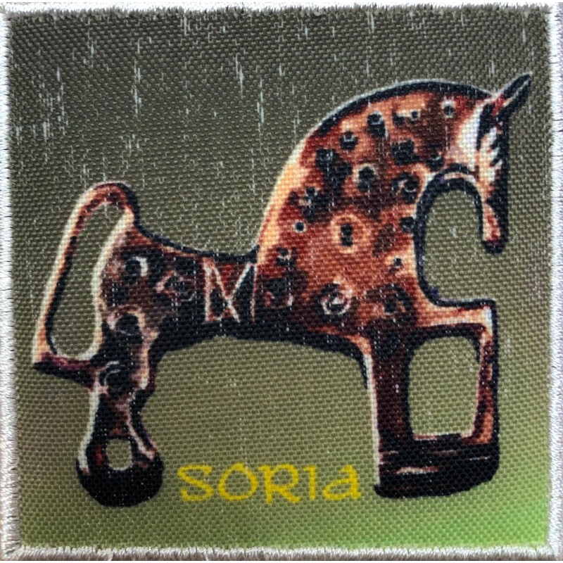 PARCHE TEXTIL ADHESIVO PLANCHA CABALLO FONDO VERDOSO 6,5 X 6,5 CM
