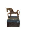 Caballo metal peana mármol