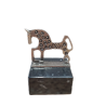 Caballo de Soria metal peana mármol plata