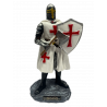 Templario traje blanco hacha