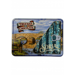 Lata metálica rellena de sardinas de chocolate con leche